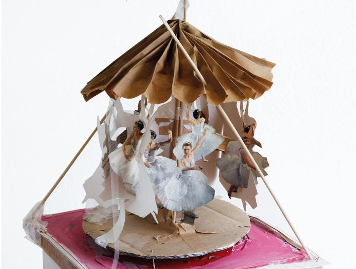 Susanne Keller, Musikbox, aus der Serie Guckkasten, 2007, Holz, Papier, Klebeband, Karton und Acrylfarbe, 46 × 32 × 35 cm, © Susanne Keller