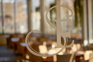 Logo Detailaufnahme Glastür