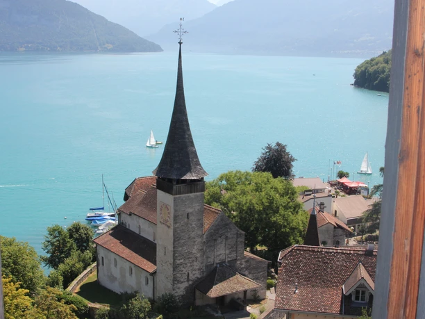 Blick vom Schlossturm auf die Schlosskirche Spiez