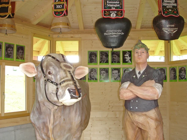 2013 Schwingerweg Pavillon Holzskulpturen