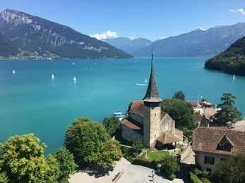 Aussicht vom Turm auf die Schlosskirche / Schloss Spiez, Foto: Hannes Saxer
