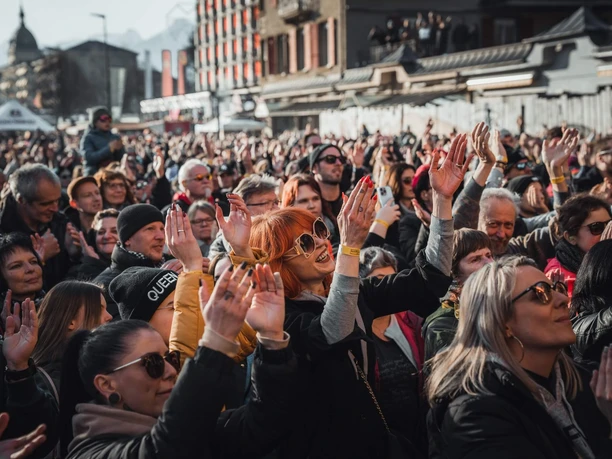 Touch the mountains besucher hande