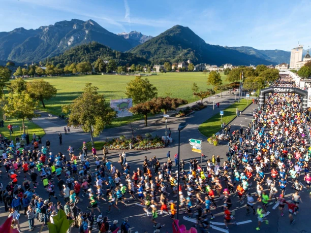 Jungfrau-Marathon Läufer unterwegs nach dem Start