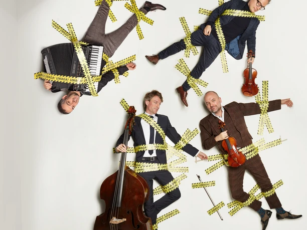 Uwaga klebeBAND © Nikolaj Lund