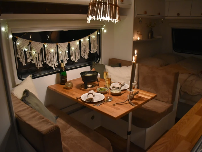 Romantisches Fonduedinner mit Übernachtung im Boho-Wohnwagen
