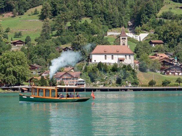 Dampfboot mit Blick auf Kirche