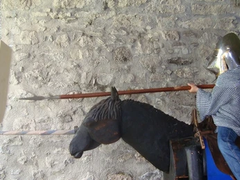 Ritterhelm und Kettenhemd anprobieren im Schlossmuseum Spiez