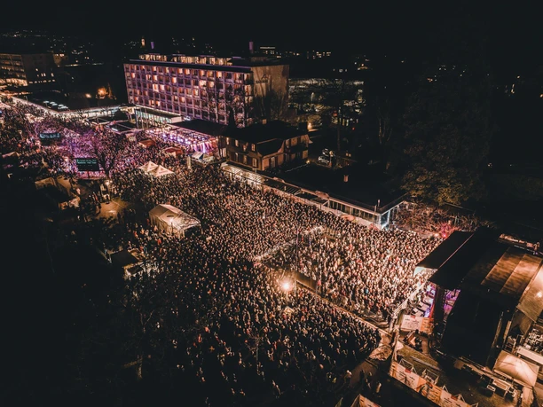 Touch the mountains gelaende besucher drohnenbild