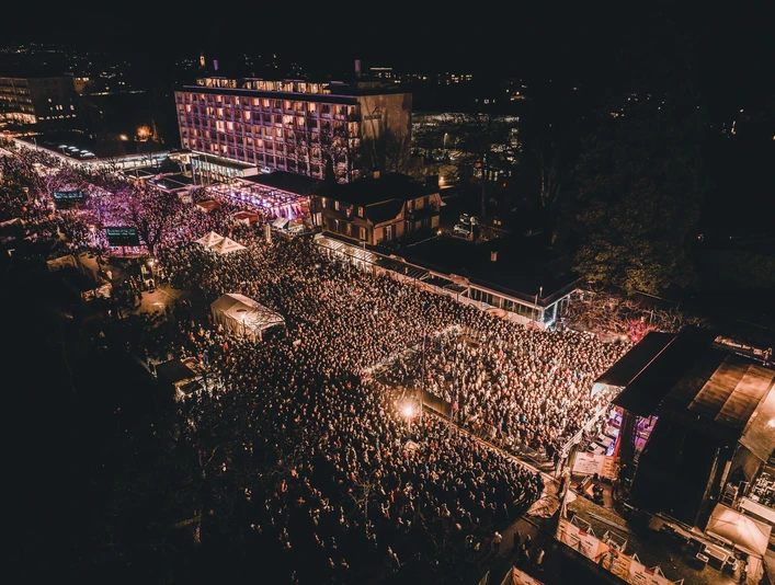 Touch the mountains gelaende besucher drohnenbild