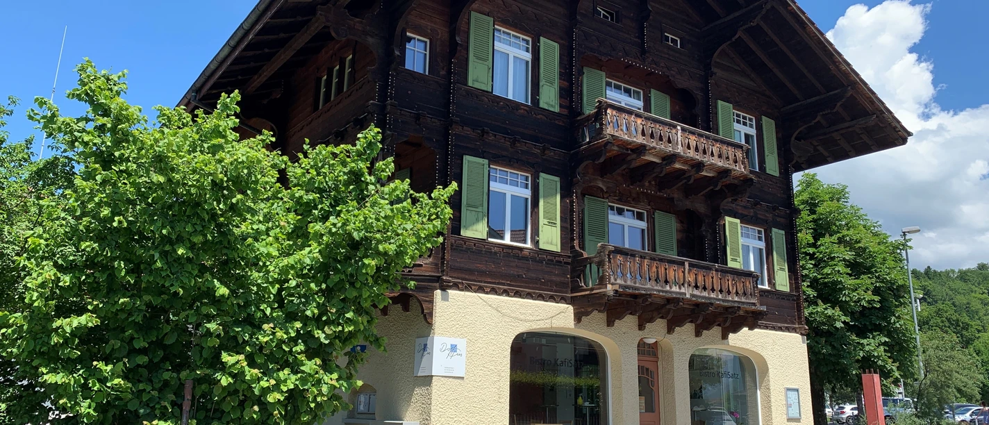 Dorfhus aussen spiez sommer (2)