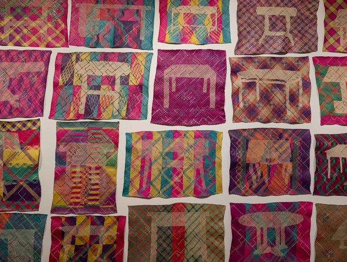 Yee I-Lann: TIKAR/MEJA/PLASTIK (2023), Detailansicht. Pandaus-Gewebe, chemischer Farbstiff, gesammelte Plastikabfälle, Format variabel, Credits: Singapore Art Museum (SAM)