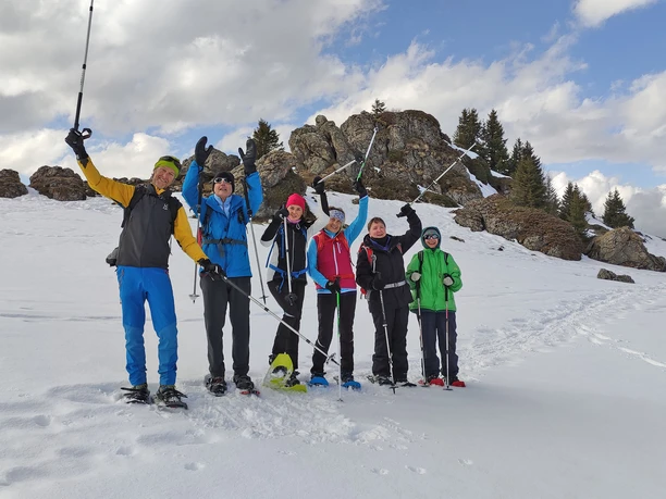 Zufriedene Schneeschuhgruppe