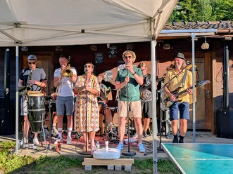 «The Showband» im Strandbad Iseltwald