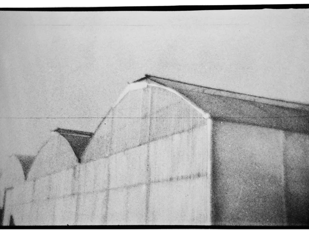 Susanne Keller, Schatulle, aus der Serie Körner Gaumen mundet, 2005 – 2007, 8-teilige SchwarzweissFotoserie, Silberbromidabzüge im Postkarten- bzw. Panoramaformat, je ca. 10.5 × 14.8 cm bzw. je ca. 14.8 × 21 cm