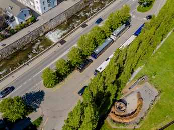 Busparkplatz Schloss Luftaufnahme Busparkplatz SchlossAerial view of bus parking lot at castleVue aérienne du parking pour bus du château