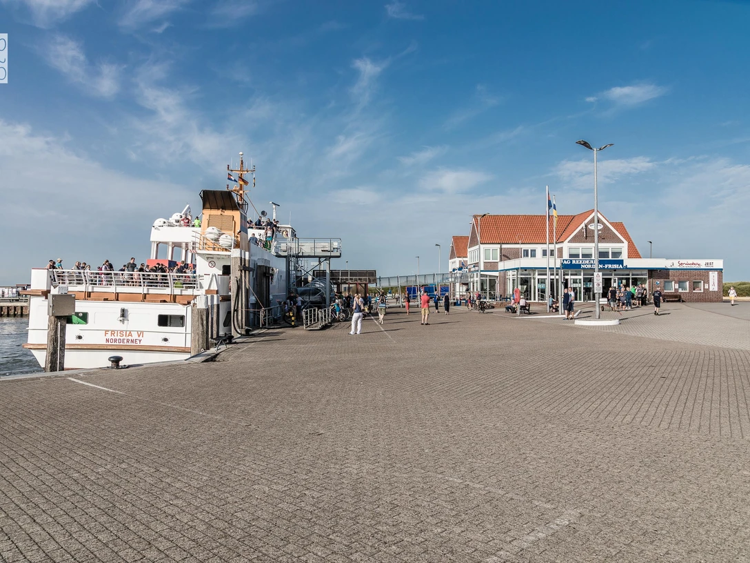 Ausflugsfahrten ab Juist - Hafen Juist.jpg Ausflugsfahrten ab Juist - Hafen Juist