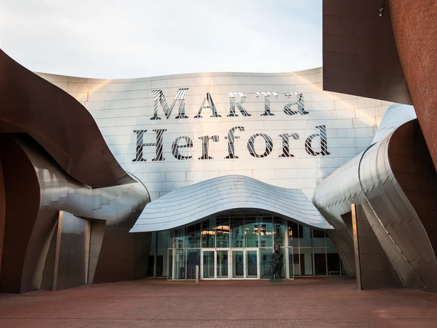 Fin_MartaHerford_Aussen_12_hueffelmann.jpg Moderne Architektur des Marta Herford Museums mit geschwungenen Metallfassaden und Glasfront.