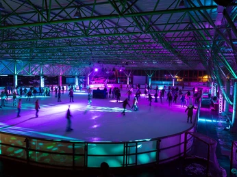 eissporthalle-willingen-eisdisco-lila c) kurbetrieb-willingen.jpg