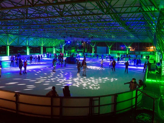 eissporthalle-willingen-eisdisco-gruen c) kurbetrieb-willingen.jpg