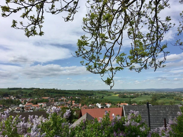 Kapelle Schönberg: Blick in die Schwalm