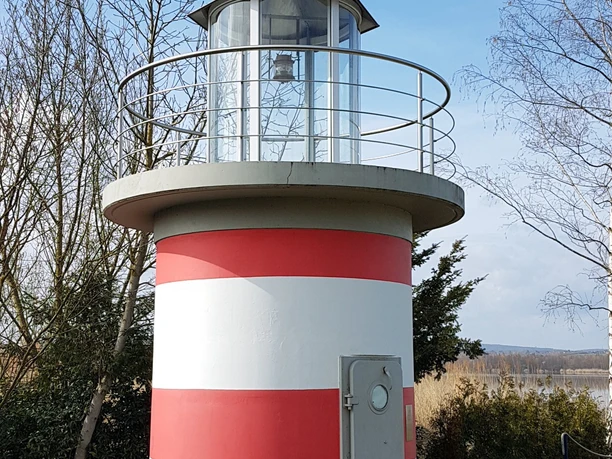 Maritimes Flair mit Leuchtturm am Singliser See