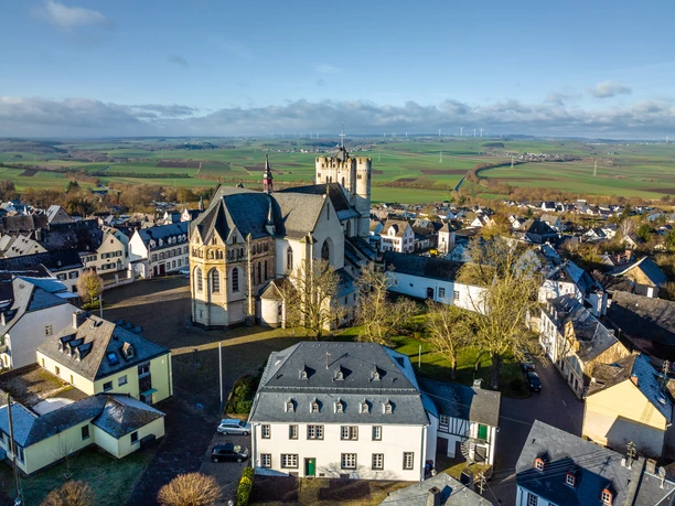 Blick auf Münstermaifeld mit Stiftskirche und das Maifeld