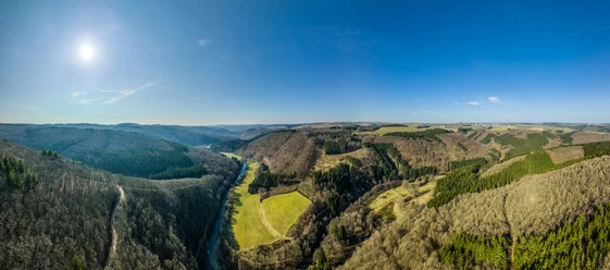 Aussichtspunkt Königsley mit Blick ins Ourtal