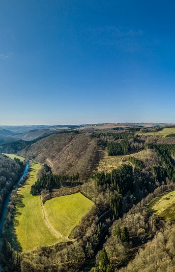 Aussichtspunkt Königsley mit Blick ins Ourtal