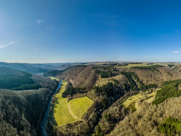 Aussichtspunkt Königsley mit Blick ins Ourtal