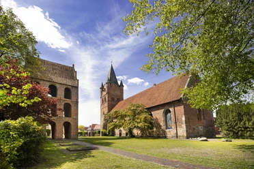 Westerstede_St.-Petri-Kirche1.jpg St-Petri-Kirche, Westerstede, Kirche, Gebäude