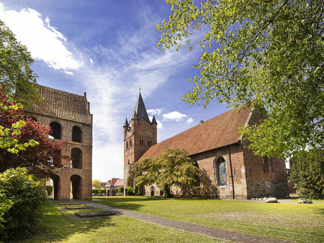 Westerstede_St.-Petri-Kirche1.jpg St-Petri-Kirche, Westerstede, Kirche, Gebäude