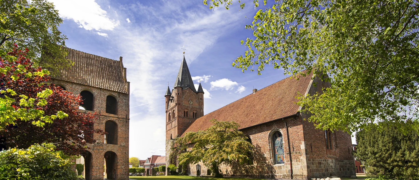 Westerstede_St.-Petri-Kirche1.jpg St-Petri-Kirche, Westerstede, Kirche, Gebäude