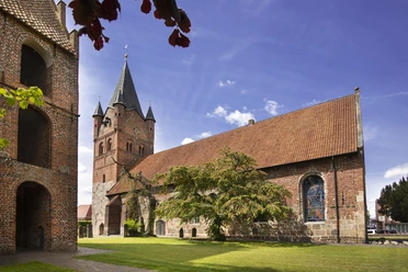 Westerstede_St.-Petri-Kirche2.jpg St.-Petri-Kirche, Westerstede, Kirche, Gebäude, Kirchturm