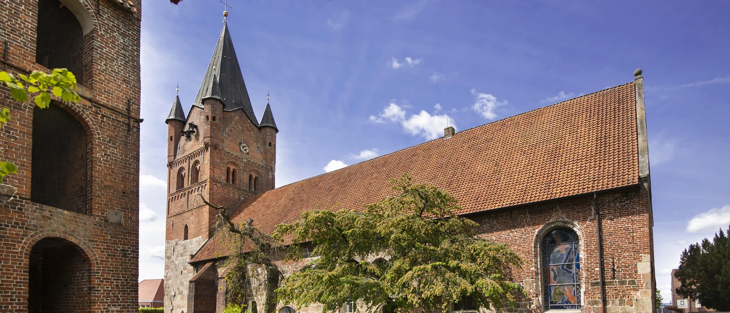Westerstede_St.-Petri-Kirche2.jpg St.-Petri-Kirche, Westerstede, Kirche, Gebäude, Kirchturm