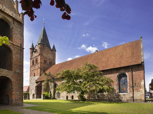 Westerstede_St.-Petri-Kirche2.jpg St.-Petri-Kirche, Westerstede, Kirche, Gebäude, Kirchturm