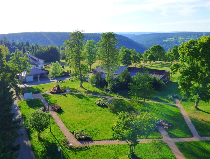 Kienberg mit Duftrosenpark von oben