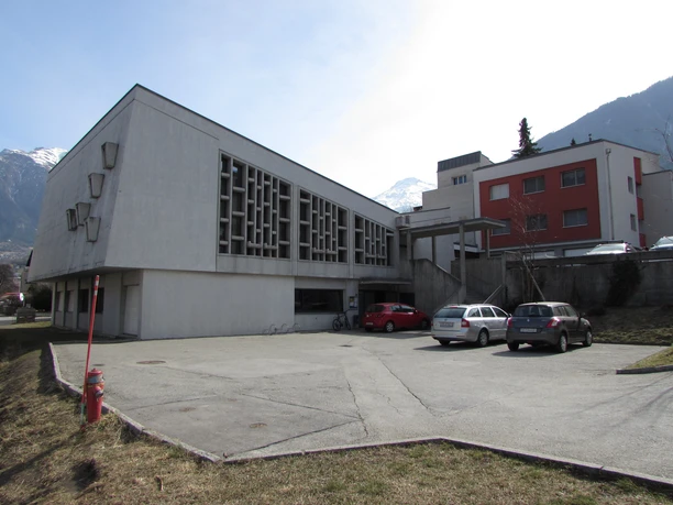 Pfarreiheim Glis Aussenansicht.jpg Vue extérieure de la maison paroissiale de Glis