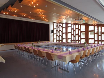 Pfarreiheim Glis Innenansicht.JPG Innenansicht Pfarreiheim GlisInterior view of the Glis parish hallVue intérieure de la maison paroissiale de Glis