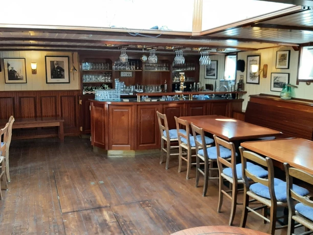 Traditionsschiff "Prinz Heinrich" Das Bild zeigt den Innenraum der Prinz Heinrich