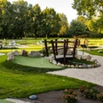 Minigolfanlage-pietzmoor-foto_ccbysa_foto©adventure-schnucken-golf-min.jpg Die Minigolfanlage in Pietzmoor zeigt grüne Bahnen, umgeben von Kieswegen und Bäumen.