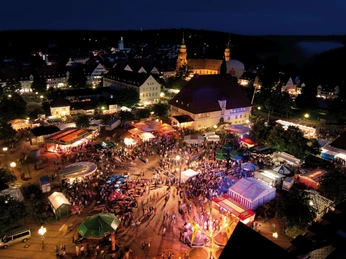 Blick vom Rathausturm auf das Stadtfest