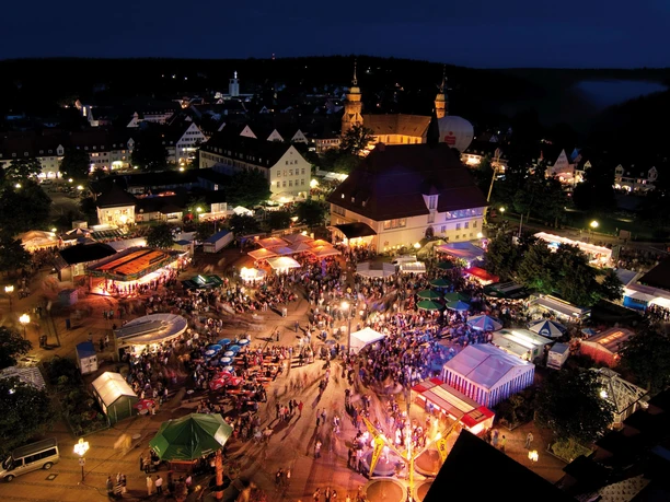 Blick vom Rathausturm auf das Stadtfest
