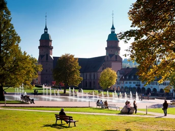Der Untere Marktplatz in Freudenstadt mit Stadtkirche und Fontänen
