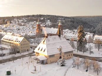 Blick vom Rathausturm über den verschneiten Marktplatz zum Kienberg