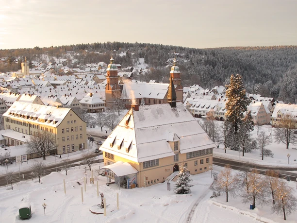 Blick vom Rathausturm über den verschneiten Marktplatz zum Kienberg