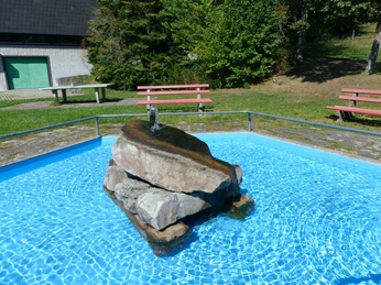 Wassertretstelle an der Weißenbachhalle in Mitteltal