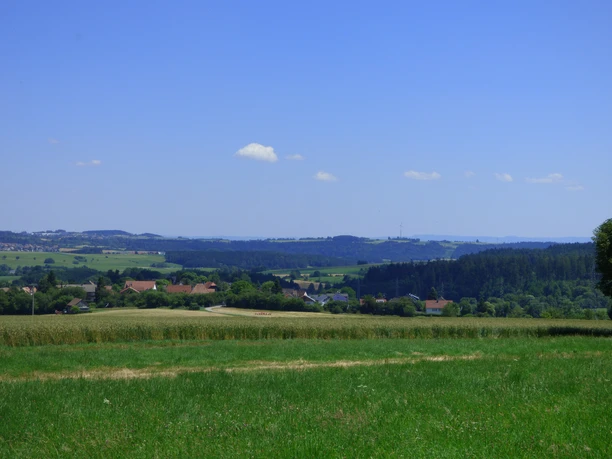 Blick vom Ostweg Richtung Wittlensweiler und Schwäbische Alb