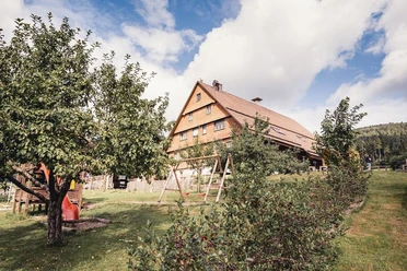 Außenansicht des Seidtenhof mit Spielplatz