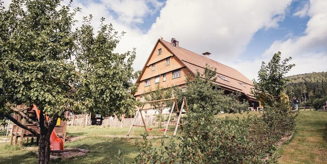 Außenansicht des Seidtenhof mit Spielplatz