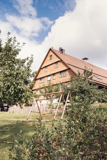 Außenansicht des Seidtenhof mit Spielplatz
